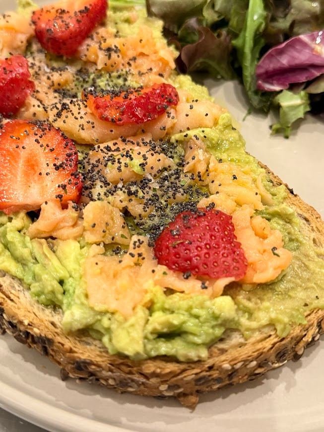 Tosta de aguacate y salmón