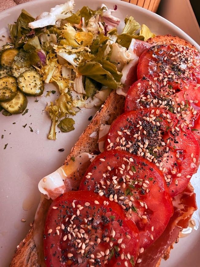 Tosta de jamón y tomate